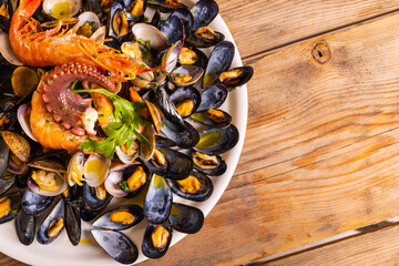 Piatto di cozze, vongole, polipo alla griglia e gamberi servito in un ristorante