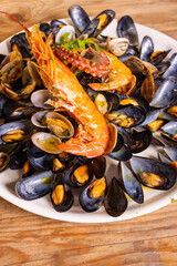 Piatto di cozze, vongole, polipo alla griglia e gamberi servito in un ristorante