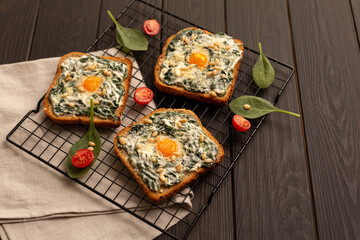 Toast with spinach, cream cheese and quail egg