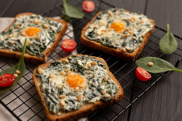 Toast with spinach, cream cheese and quail egg