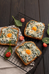 Toast with spinach, cream cheese and quail egg