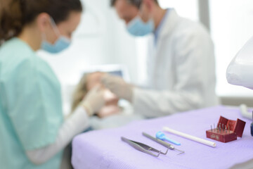 Obraz premium a dentist starts to examine a patient
