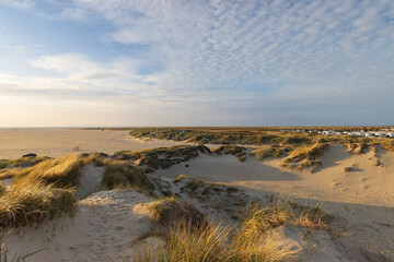 Blick auf die Dünenlandschaft vom breiten Autostrand Lakolk auf der dänischen Nordseeinsel ...
