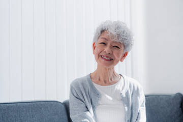 笑顔でいきいきと暮らすシニアの女性