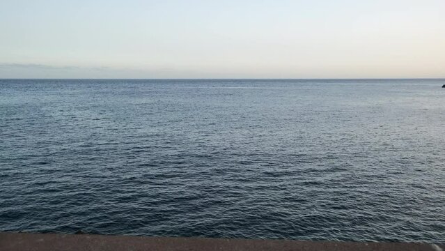 Horizonte al atardecer en el oc&eacute;ano Atl&aacute;ntico.