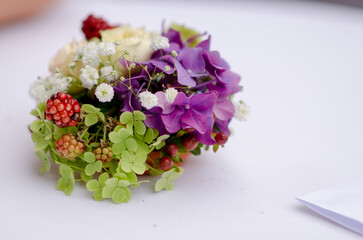 Weiß-lila Blumenstrauß Hochzeit