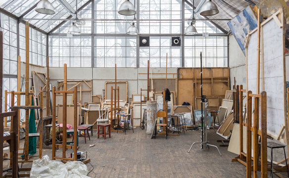 Art Education Studio, Artistic Workshop with large daylight windows, artistic equipment and canvases. No people