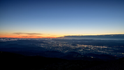 福島市の夜景と朝焼けの空