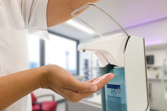 Händedesinfektion im Krankenhaus, Pfleger, Spender