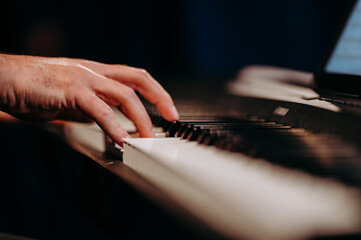 Ręka grająca na pianinie