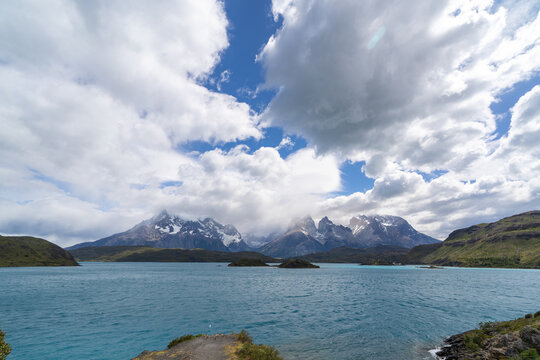 パイネ国立公園 ペオレ湖からのクエルノス山