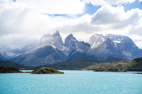 パイネ国立公園 ペオレ湖からのクエルノス山
