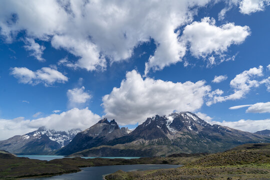 パイネ国立公園 ペオレ湖からのクエルノス山