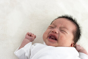 泣いている赤ちゃんの上半身（0歳1か月、日本人、男の子） 