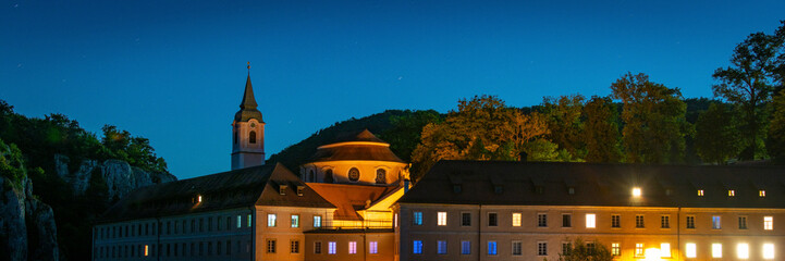 Kloster in Weltenburg bei Kelheim in der Nacht - Panorama