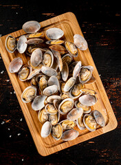 Vongole on a wooden cutting board. 