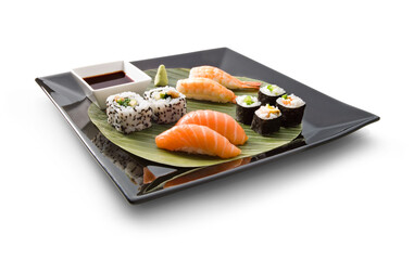 Sushi de salmón y aguacate sobre bandeja negra y fondo blanco. Salmon and avocado sushi on black tray and white background.