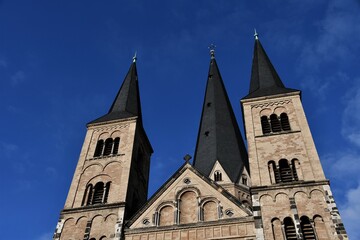 Fototapeta na wymiar Türme des Münsters in Bonn am Rhein