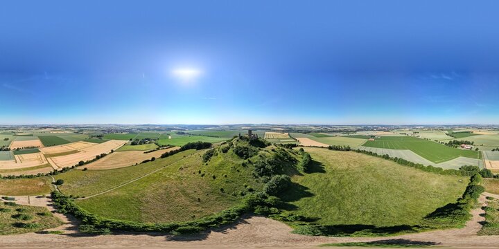 Der Desenberg im Sommer, Luftaufnahme, 360 Grad Panorama, Warburg, H&ouml;xter, Deutschland