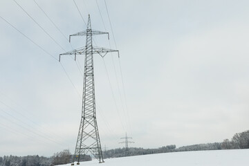 Hochspannungsmasten im Winter