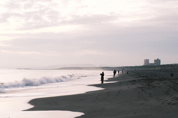 波打ち際の釣り人