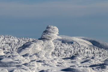 zimowy krajobraz w górach rzeźba ze śniegu
