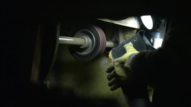 Zapatero reparando y confeccionando zapatos dentro de una f&aacute;brica