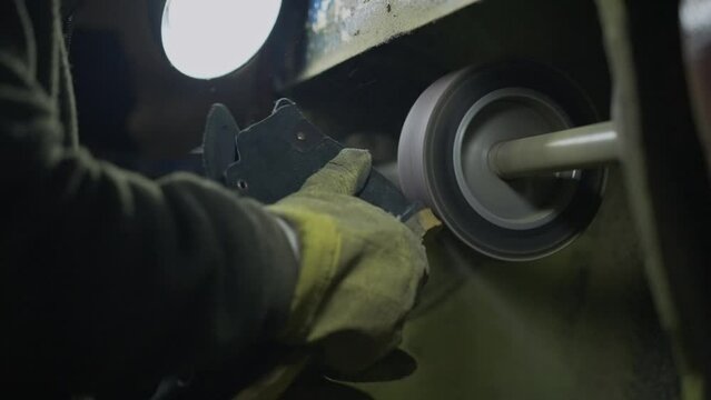 Zapatero reparando y confeccionando zapatos dentro de una f&aacute;brica