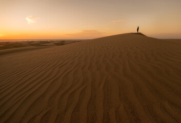 Chico disfrutando del amanecer en las dunas de Maspalomas, Gran Canaria