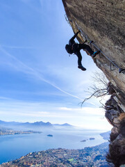 Coraggioso alpinista sulle spettacolari e difficili ferrate del Lago Maggiore (Italia)
