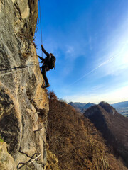 Coraggioso alpinista sulle spettacolari e difficili ferrate del Lago Maggiore (Italia)