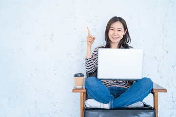 白い明るいリビングでリモートワークし案内する女性