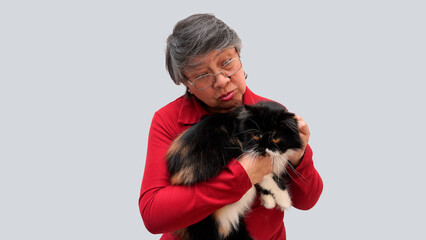 Mujer mayor latina buscando pulgas a su gato