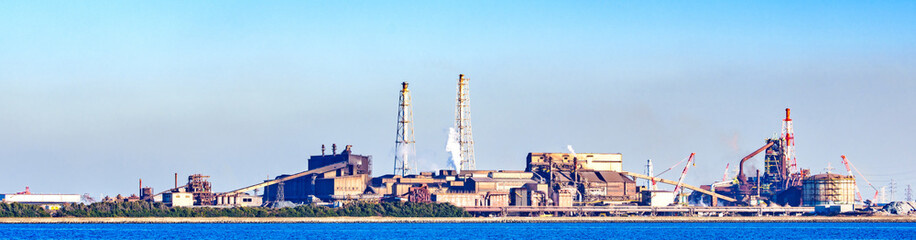 Obraz premium 海から見た JFE スチール 東日本 製鉄所 【 重工業 の イメージ 】