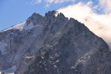 Ein Gipfel des Bergell im Fokus; Blick von Norden auf die Cima dal Cantun (3354m, Bernina-Alpen)