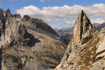 Fototapeta na wymiar Wildromantische Alpenlandschaft des Bergell; Bergkranz um den Albignasee mit Al Gal (2774m) links und Piz del Päl rechts