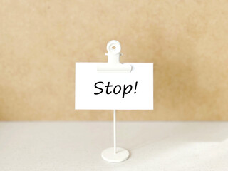 クリップスタンドとStop!文字入りのメモ