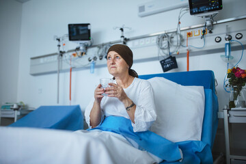 Obraz premium Senior woman sitting in hospital room after chemotherapy.