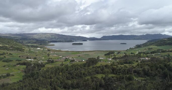 Panoramica lateral lago de tota colombia