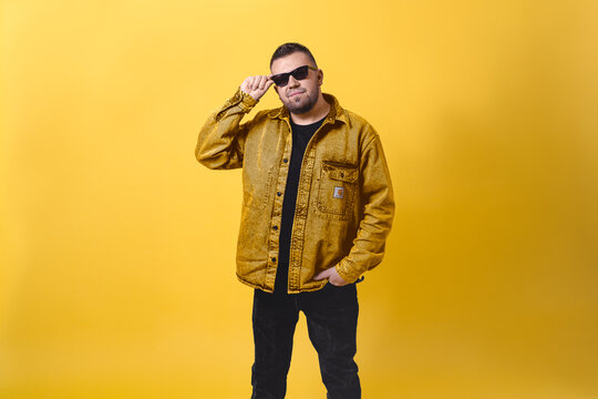 Cool Studio portrait homme avec lunette de soleil 