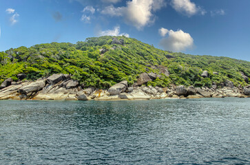 Obraz premium Paradise landscapes of emerald and turquoise water and impressive rocks of the Similan Islands in Thailand