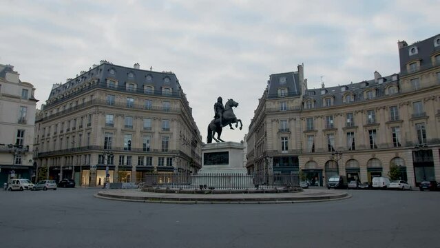 Travelling in Paris place des victoires