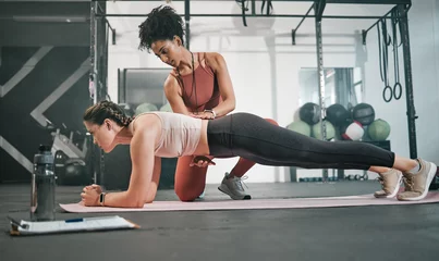  Fitness, plank or personal trainer at gym with woman for training, exercise or workout at health club. Women, focus or healthy sports athlete exercising with coach for progress, support or motivation © Delcio/peopleimages.com