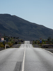 Naklejka premium Fluctuating highway towards the mountainous horizon