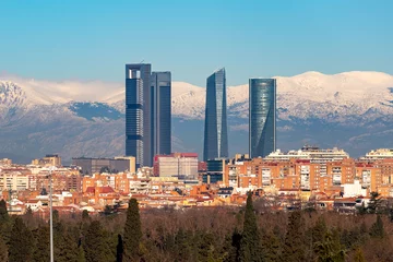 Photo sur Plexiglas Madrid Madrid. Skyline of the city of Madrid with the Sierra de Guadarrama. White mountain full of white snow. City concept. Winter concept. Photography. Madrid photography. Panoramic photography. Panoramic.