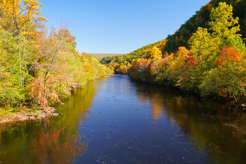 Fototapeta na wymiar Lehigh River in Pennsylvania in Autumn