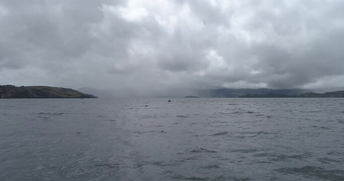 Peque&ntilde;o bote navegando en la tormenta