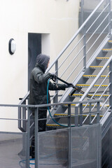 Homme utilisant un nettoyeur haute pression 