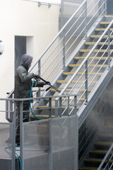 Homme utilisant un nettoyeur haute pression 