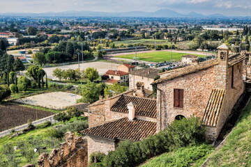 Fototapeta premium spello, italien - aussicht von der stadtmauer